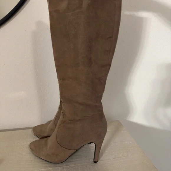 Elegant Tan Knee-High Women's Boots - Picture 2 of 3